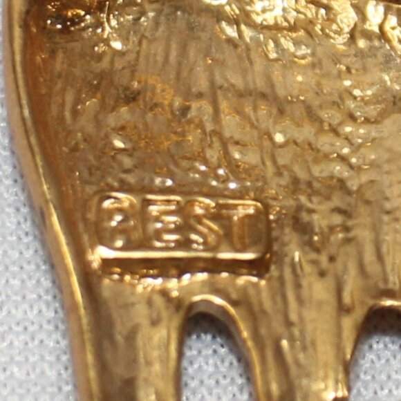 BEST Mother Giraffe & Baby Brooch/Pendent In Polished Gold Tone & Enamel - Picture 4 of 10